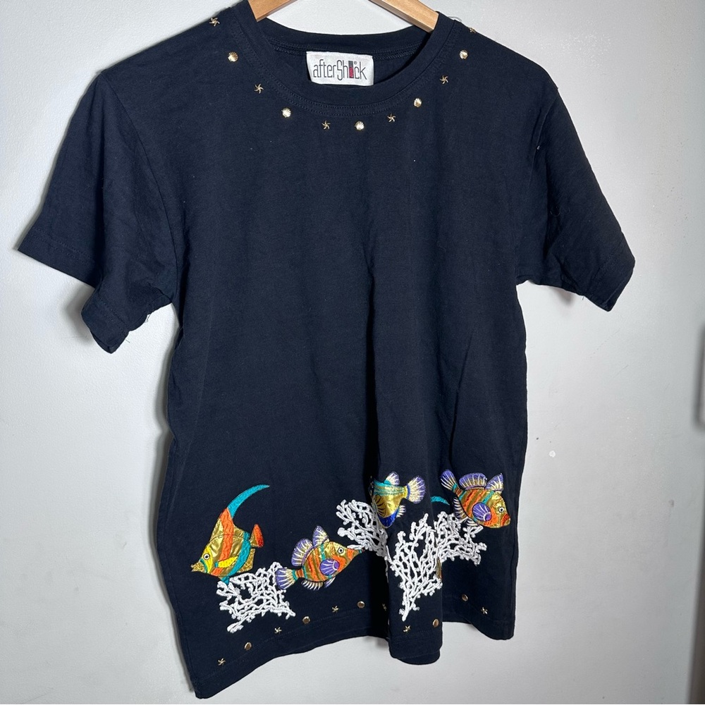 Studded sea stars/shells Black T-Shirt with tropical fish